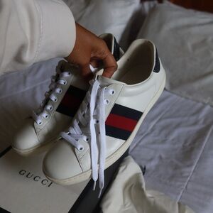 Gucci Snekaer White, Red & Blue Size Men’s size 6 1/2 Women’s 8.5